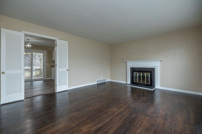 Foto del edificio - Newly Renovated - Spacious 4 Bedroom - 2 B...