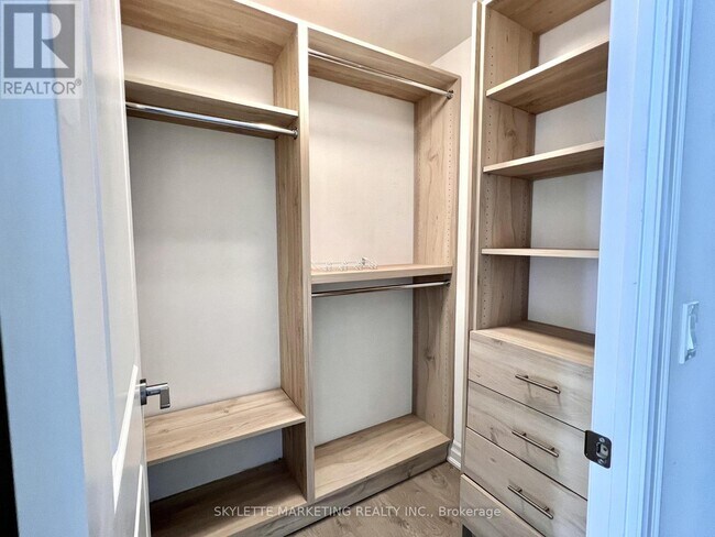 Photo du bâtiment - 8 Rouge Valley Dr W