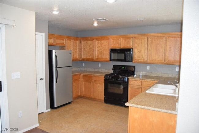 Foto del edificio - 8148 Finch Feather St