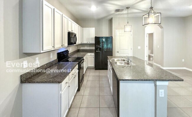 Foto del edificio - Limited Time Special Offer /  Lovely 3-Bedroom Home with Garage / Pet-Friendly / Available Now!