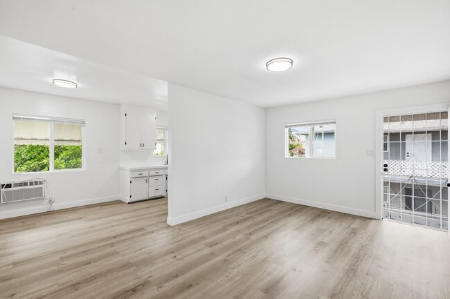 Building Photo - 6860-6870 Hazeltine Ave