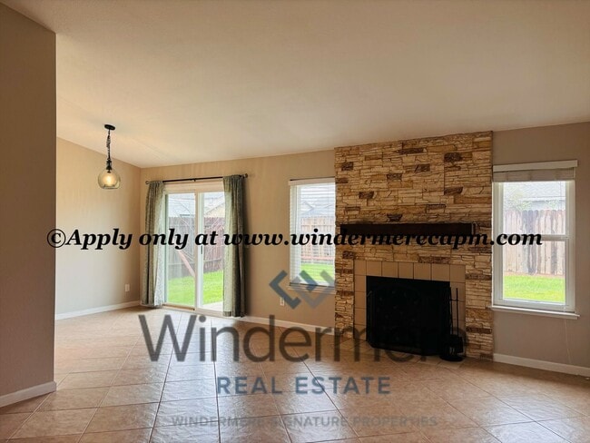 Building Photo - Available now! Charming 3-bed, 2-bath Gem in East Del Paso Heights- Your Perfect Home Awaits!