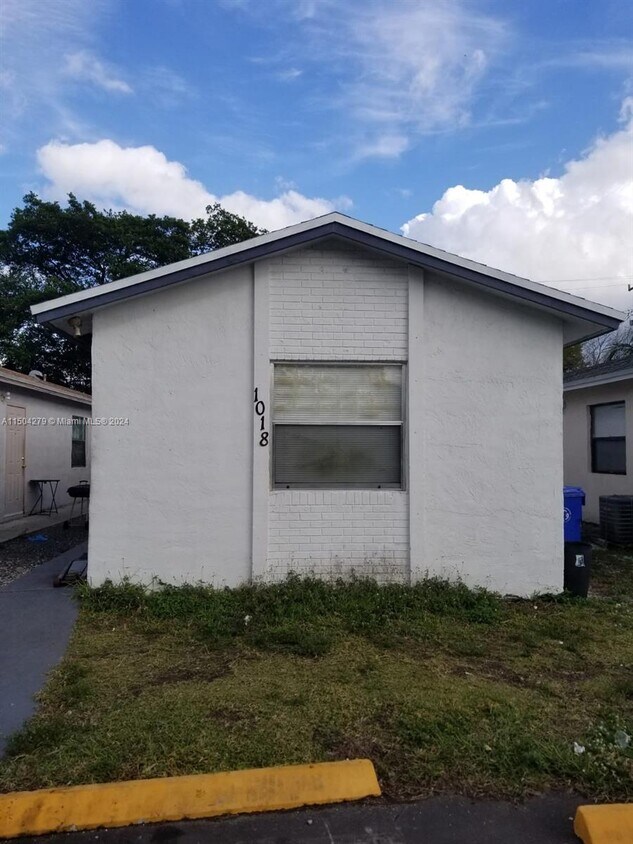 1018 NW 6th Ave Unit (East), Fort Lauderdale, FL 33311 Room for Rent