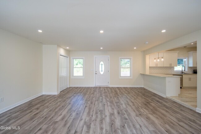 Foto del edificio - 489 Grooms Rd