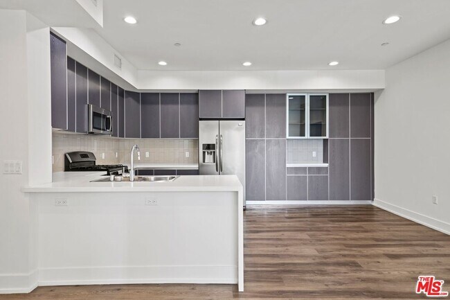 Building Photo - 1319 N Martel Ave