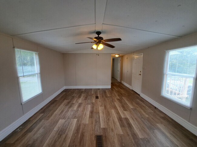 Foto del edificio - Remodeled 2BR/2BA mobile home off Pine For...