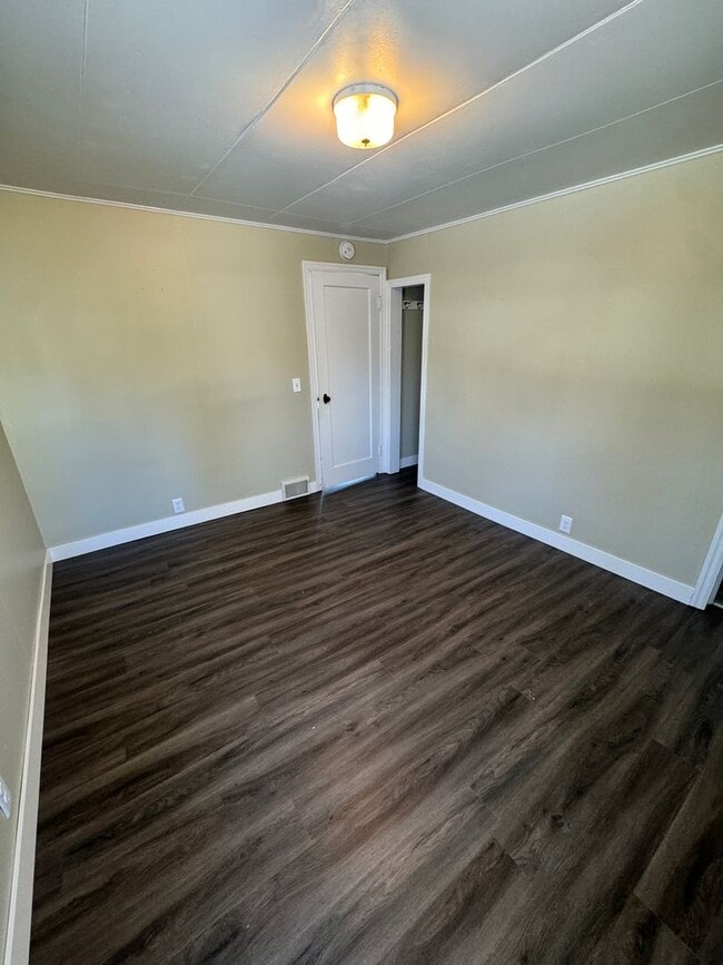 Building Photo - 2 Bedroom/ 1 Bath Home