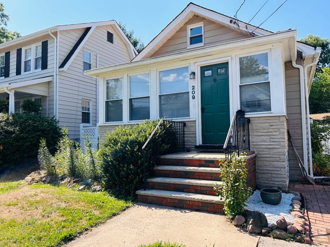 Primary Photo - 209 Midland Ave