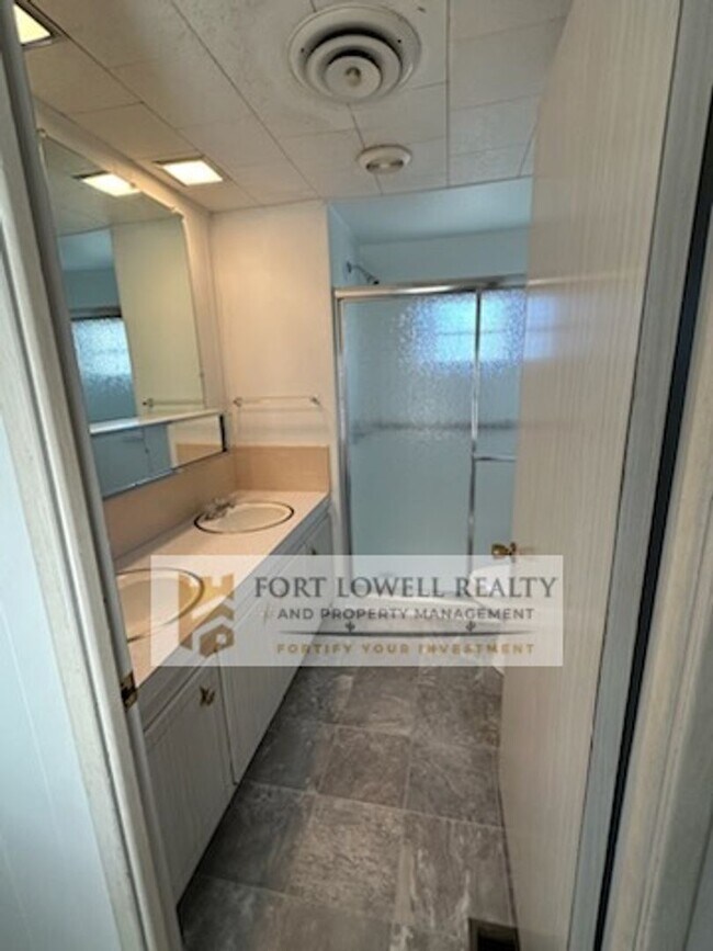 Building Photo - 2 Bed/1 Bath Washer and Dryer/Private Yard