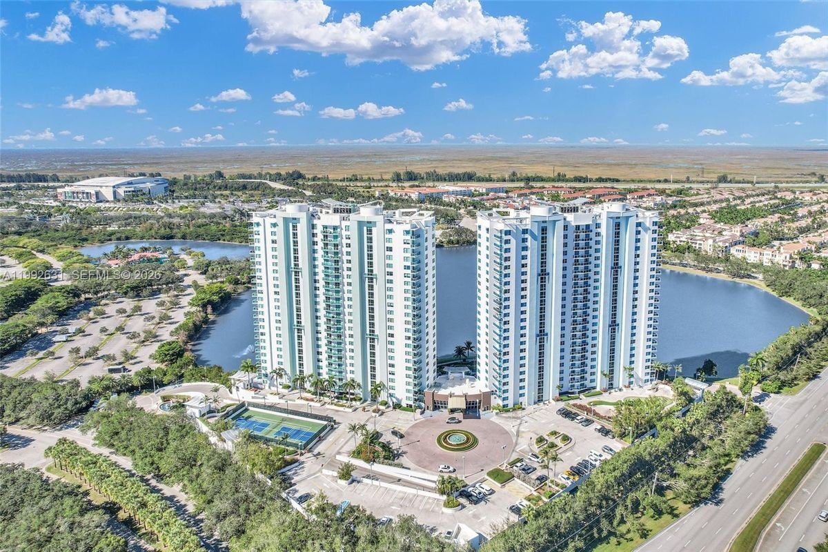Building Photo - 2681 N Flamingo Rd