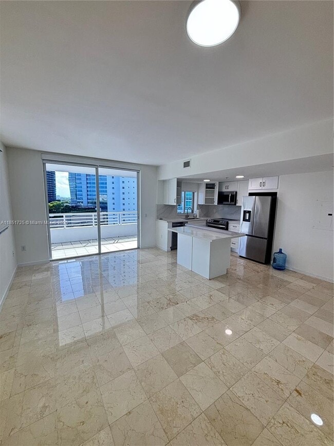 Building Photo - 1402 Brickell Bay Dr