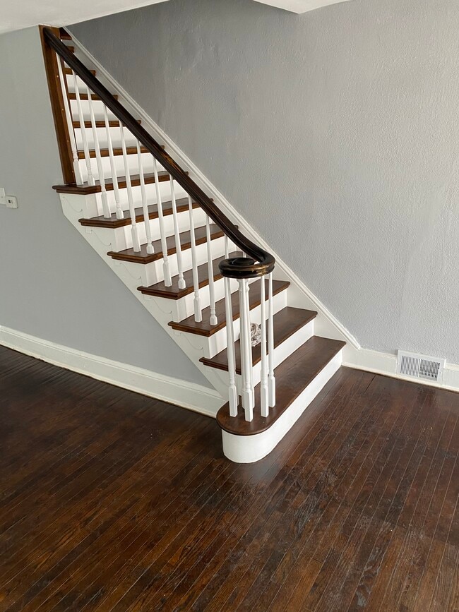 Building Photo - 1312 E 13th St