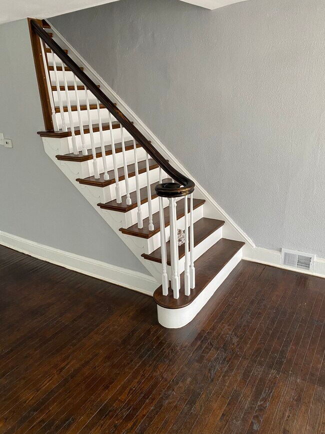 Foto del edificio - 1312 E 13th St