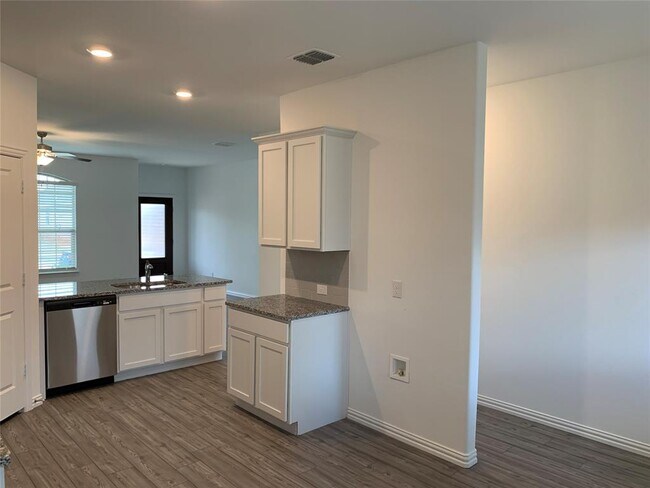Building Photo - 5431 Montrose Dr
