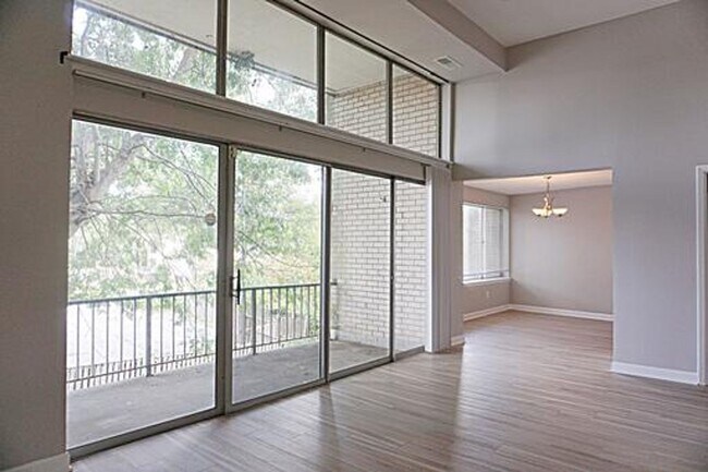 Foto del edificio - Beautifully Remodel Top-Level Condo!