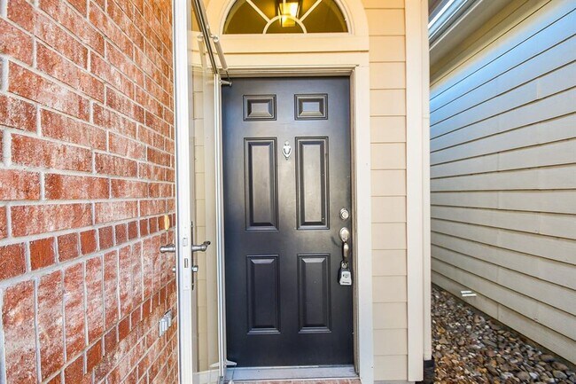 Building Photo - 916 Sweet Pine Dr