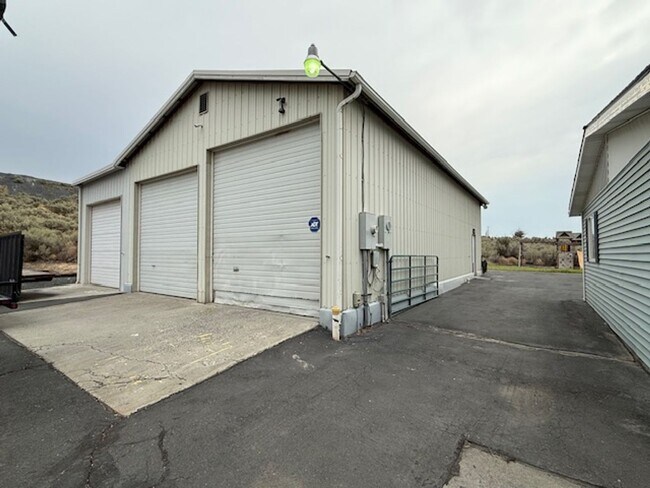 Building Photo - 3 Bedroom Home with Large Shop and Additional 2 Car Garage