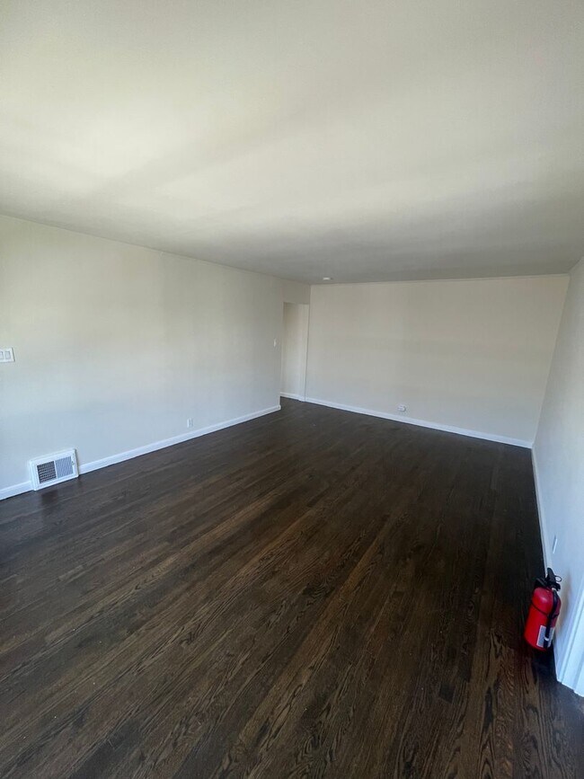 Foto del edificio - 208-212 Pinehurst Way