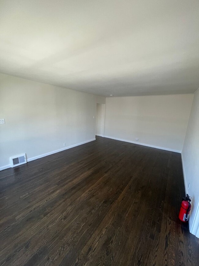 Building Photo - 208-212 Pinehurst Way