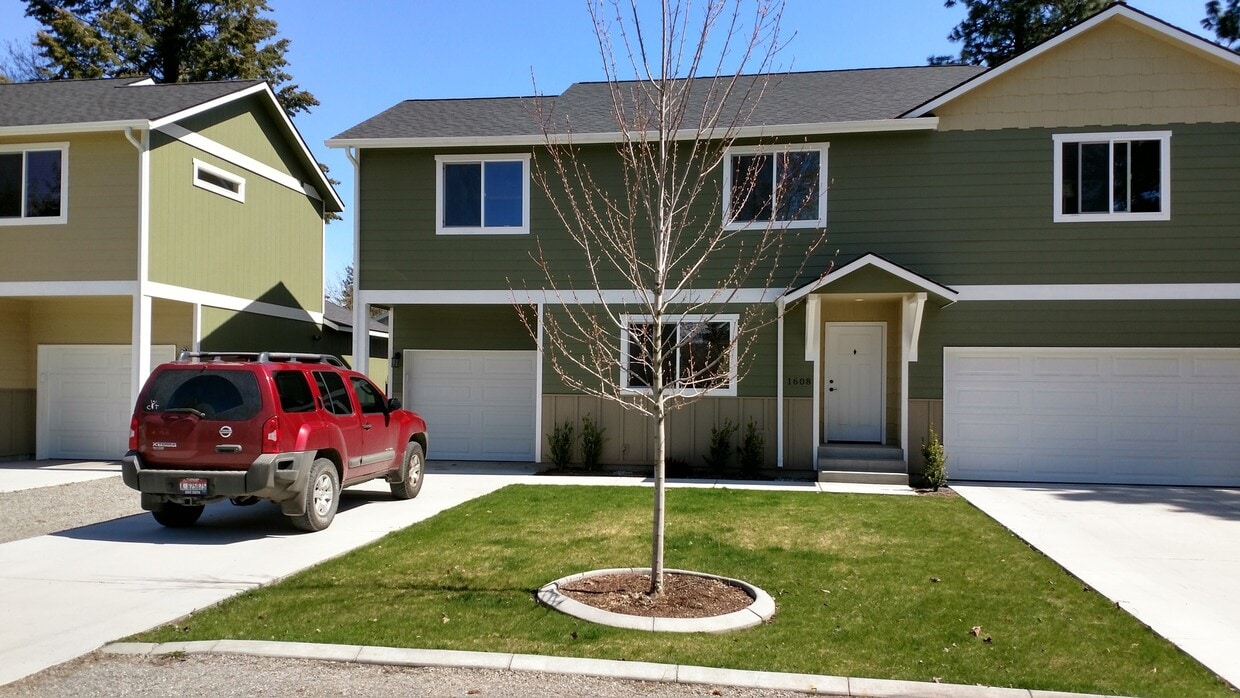 Primary Photo - Post Fall Duplex with 1 car garage