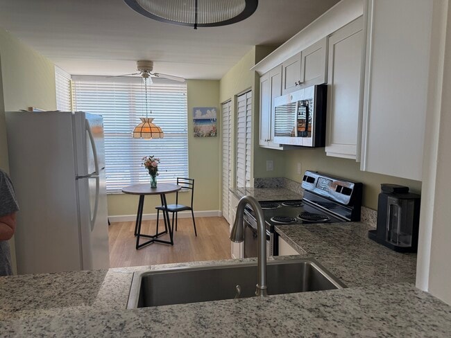 eat in, granite counters - 4550 Pinebrook Cir