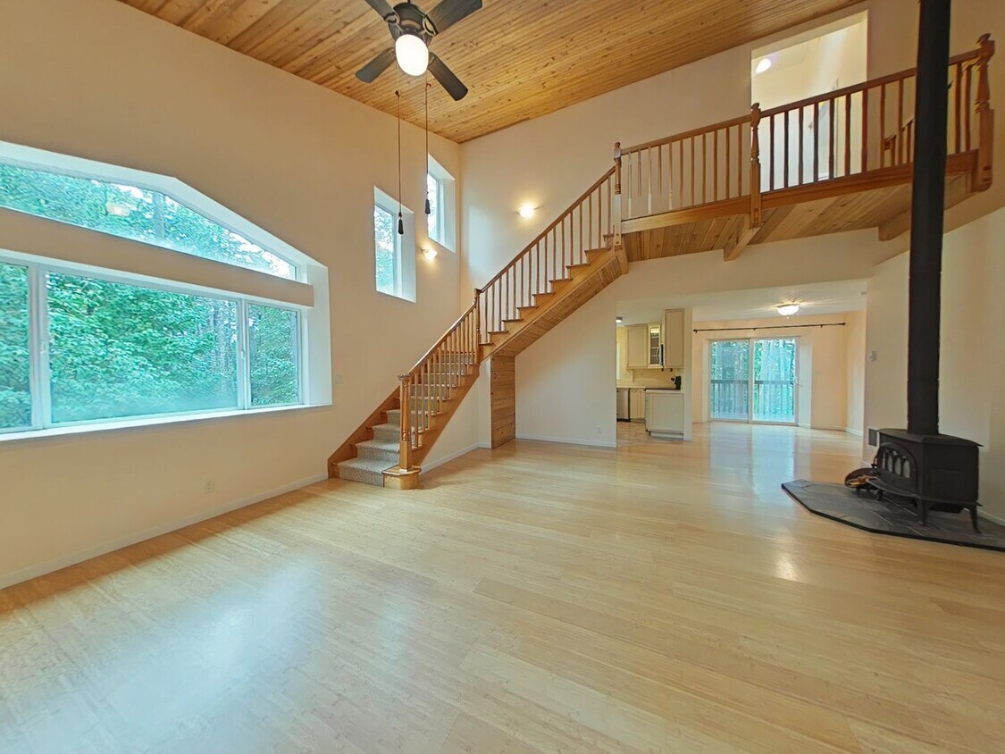 Foto principal - Huge 5 Bedroom Cabin-Style Home on 2+ Wood...