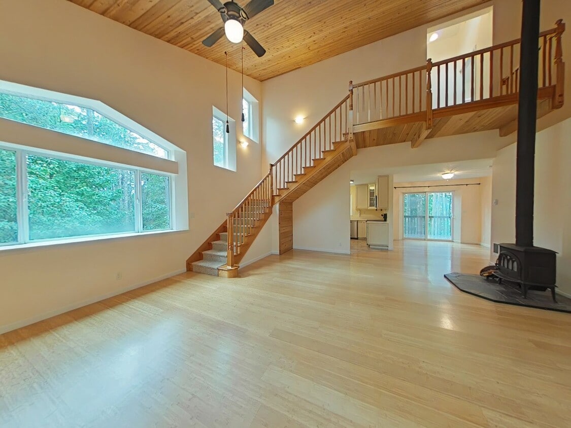 Primary Photo - Huge 5 Bedroom Cabin-Style Home on 2+ Wood...