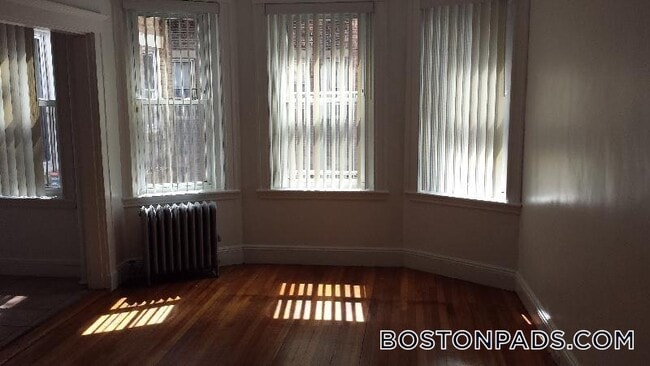 Building Photo - 149 Park Dr