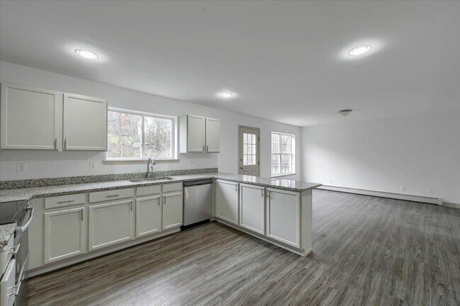 Building Photo - 6 Bel Air Dr