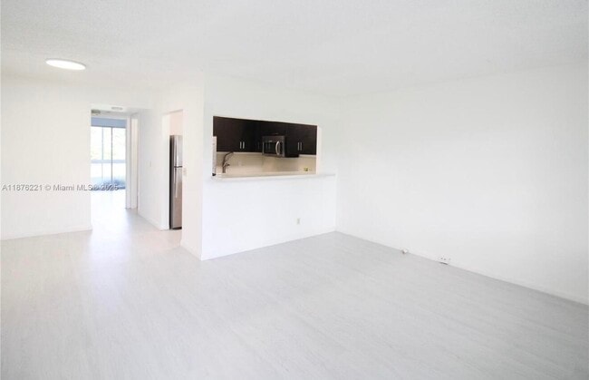 Building Photo - 319 Newport V