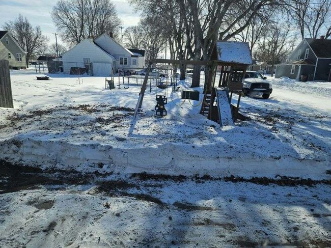 Building Photo - Small town living!
