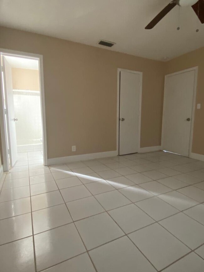 Building Photo - 184 SE 10th St