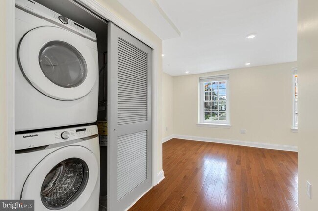 Foto del edificio - 6605 Ridge Ave