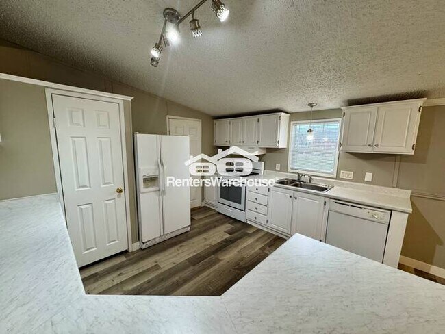 Building Photo - Lakewood Charmer 4 Bedroom 2 Bath!