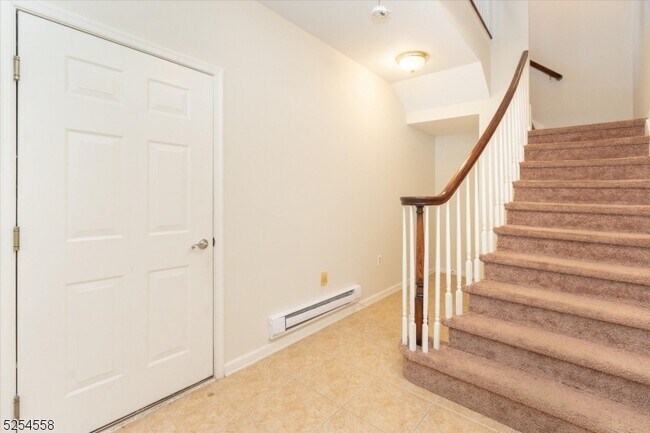 Foto del edificio - 315 Regal Blvd