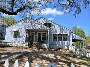Building Photo - 402 Crestwood St