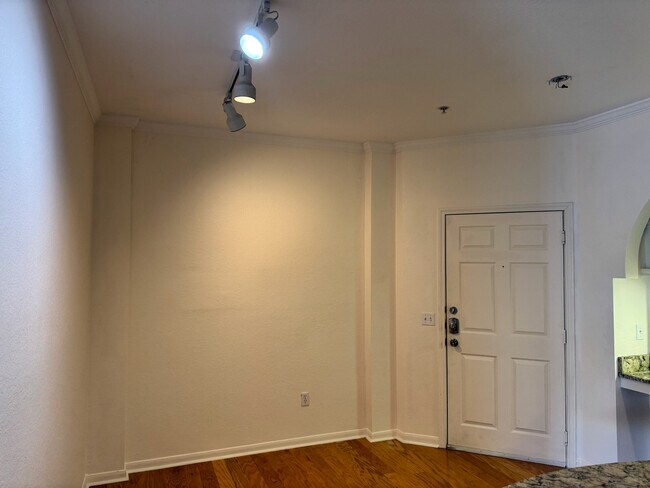 Entrada y puerta de entrada - 860 N Orange Ave