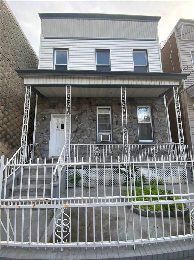 Building Photo - 511 24th St