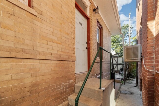 Building Photo - Spacious studio loft in the highly sought-...
