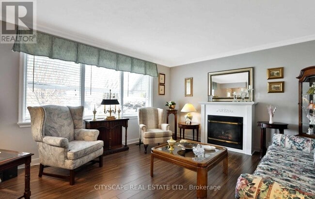 Building Photo - 729 Parker Crescent