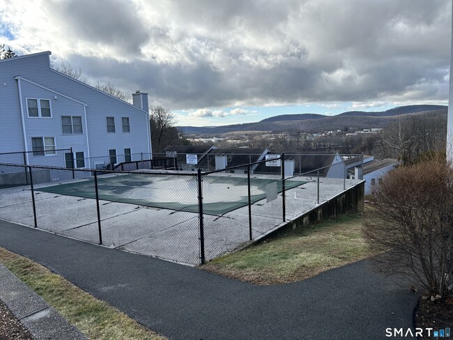 Foto del edificio - 43 Valley Dr