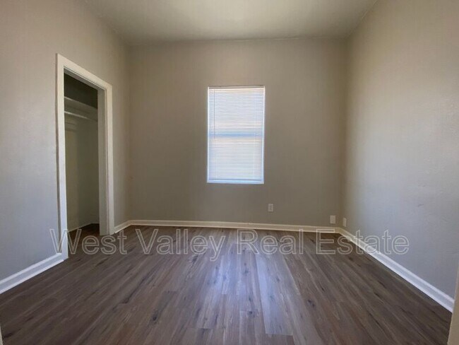 Building Photo - 319 Kern St