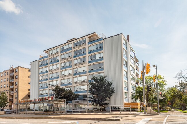 Building Photo - 265 Russell Hill Road