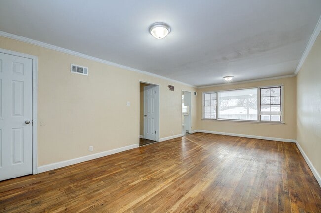 Foto del edificio - Charming 3-Bedroom Home with Garage, Basement & Fenced Backyard