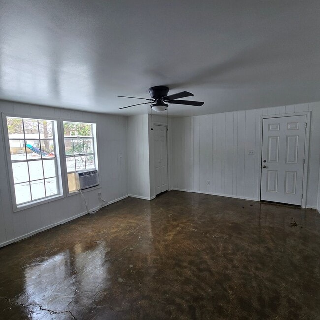 Building Photo - 2/1 Duplex Centrally located and BRAND NEW REMODEL