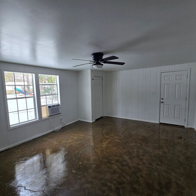 Foto del edificio - 2/1 Duplex Centrally located and BRAND NEW REMODEL