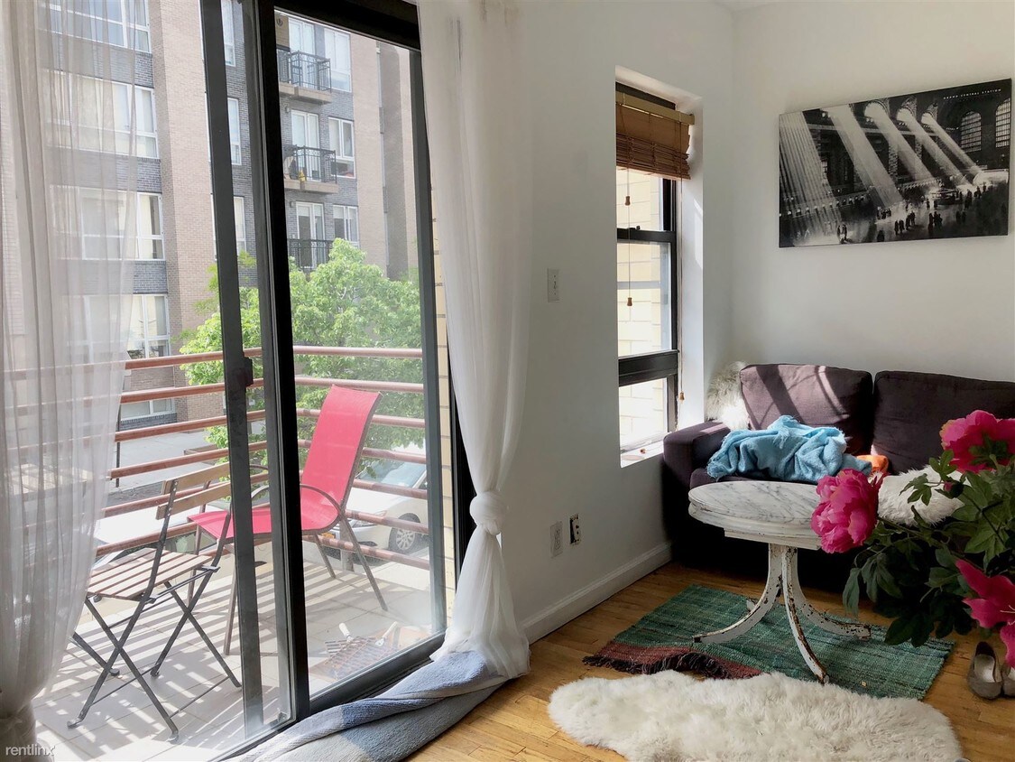 2 br, 1 bath - 122 Leonard St - 2 br, 1 bath  - 122 Leonard St