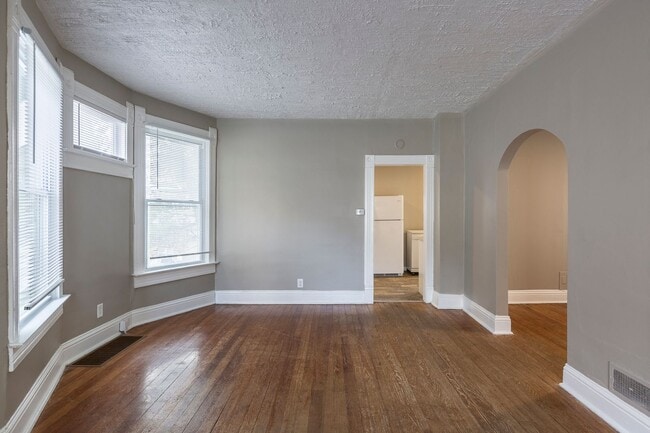 Building Photo - 3 Bedroom Midtown Home!