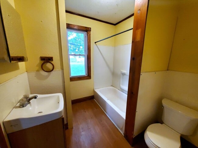 Building Photo - FOR RENT: 147 FRENCH- cute one bedroom bun...