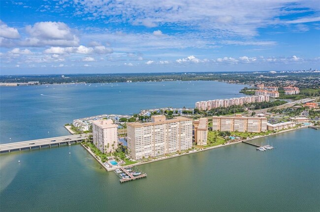 Foto del edificio - 5200 Brittany Dr S